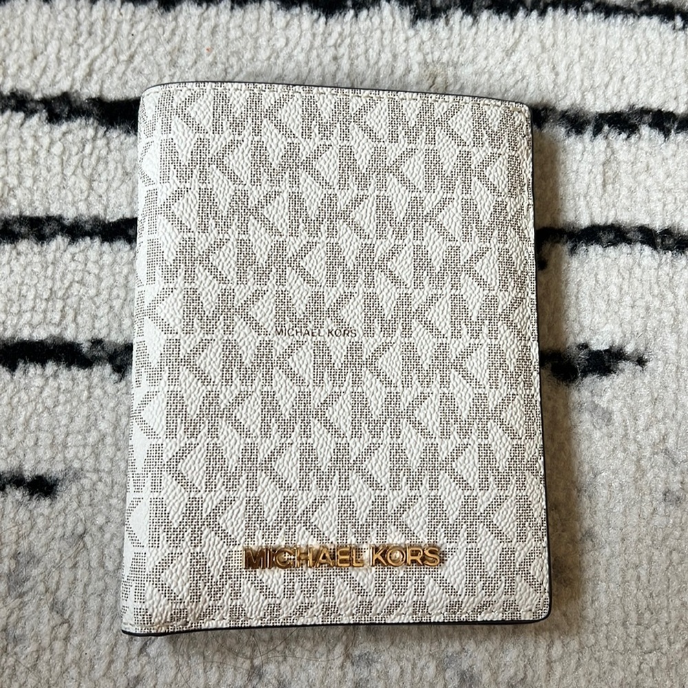 Michael Kors logo Passport Wallet - white and brown